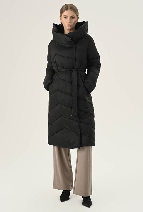 Ocieplany płaszcz z wysokim kołnierzem