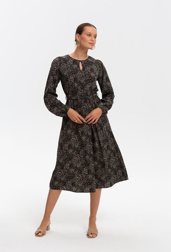 Czarna sukienka w drobny wzór