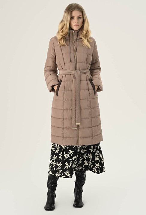 Beżowa kurtka z kontrastowym wykończeniem