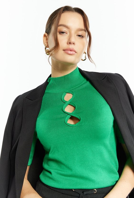 Sweter damski  z ozdobnymi wycięciami