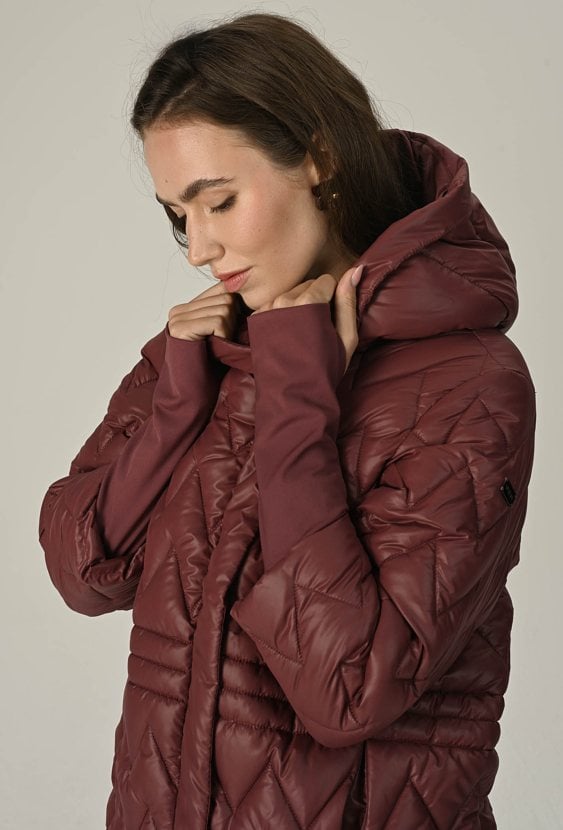 Bordowa kurtka z kapturem