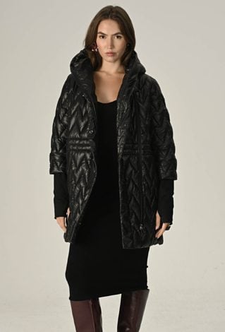 Czarna kurtka z kapturem