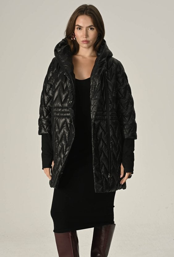 Czarna kurtka z kapturem