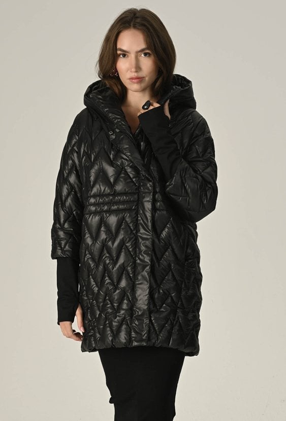 Czarna kurtka z kapturem
