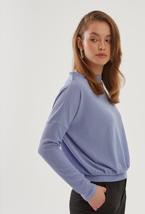 Błękitna bluzka ze strukturalnej dzianiny