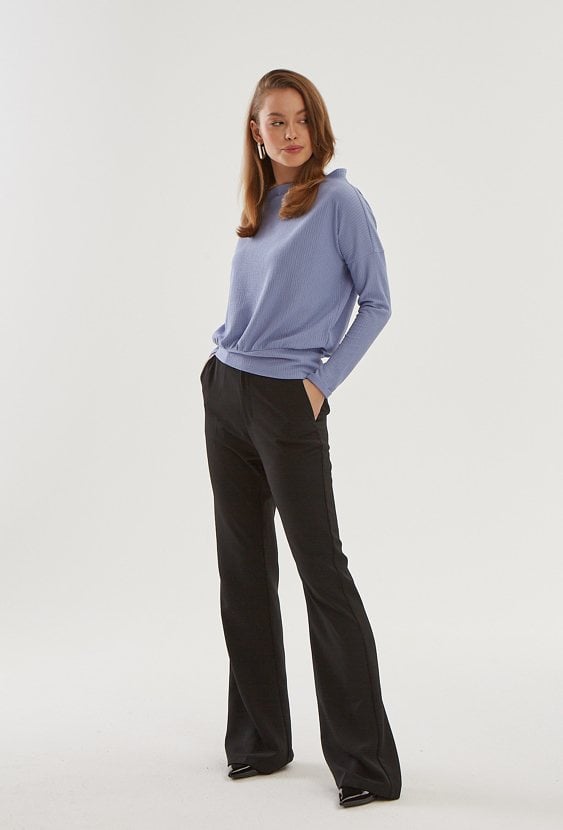 Błękitna bluzka ze strukturalnej dzianiny