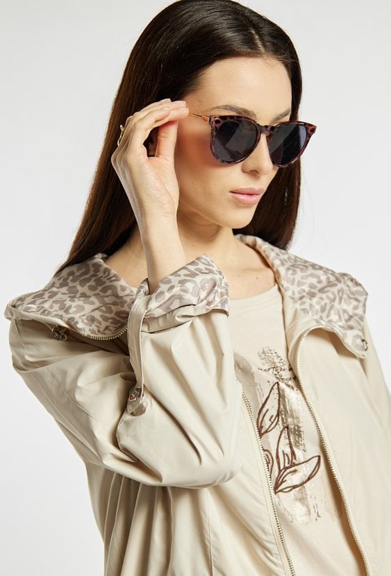Okulary przeciwsłoneczne o modnym fasonie