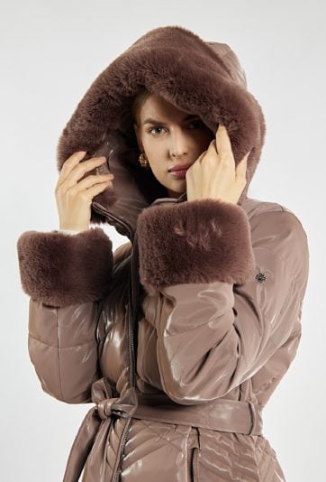 Stylowy płaszcz z wiązaniem