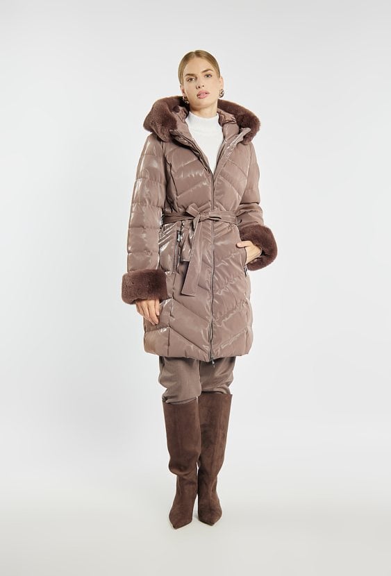 Stylowy płaszcz z wiązaniem