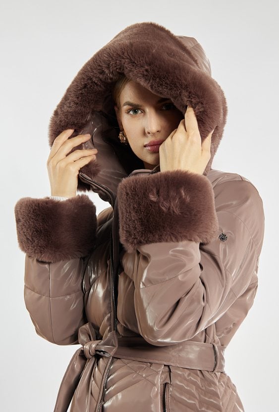 Stylowy płaszcz z wiązaniem