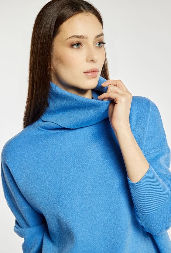 Sweter damski z luźnym golfem