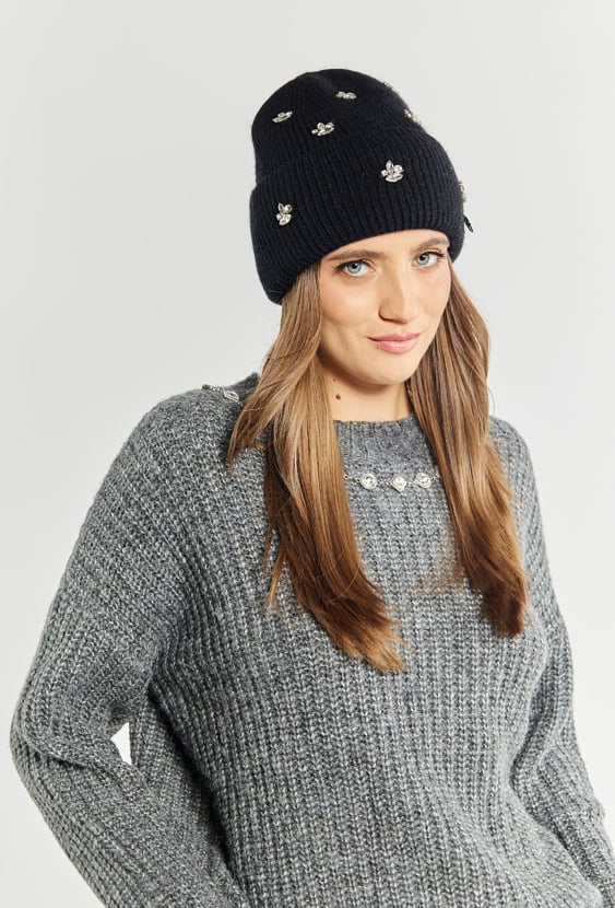 Czapka damska z aplikacjami