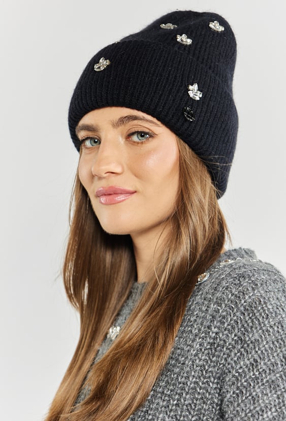 Czapka damska z aplikacjami