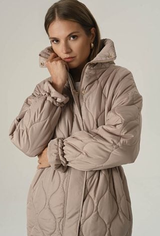 Długa czarna kurtka z przeszyciami