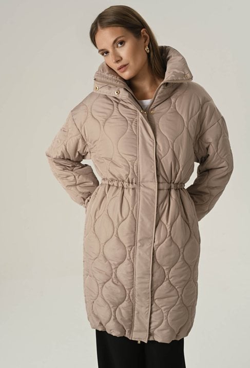 Długa czarna kurtka z przeszyciami