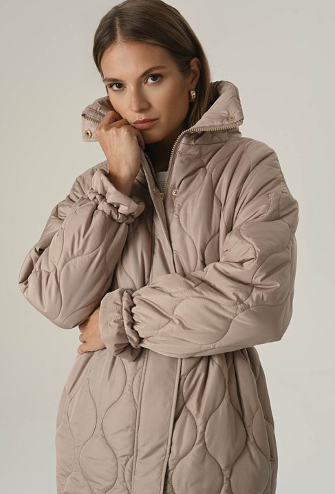 Długa czarna kurtka z przeszyciami