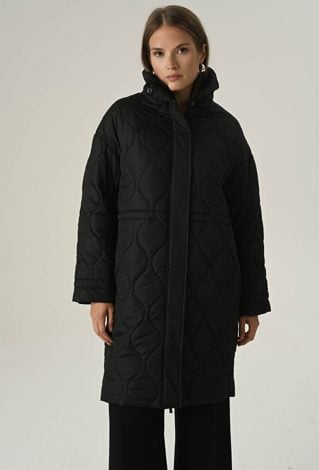 Długa czarna kurtka z przeszyciami