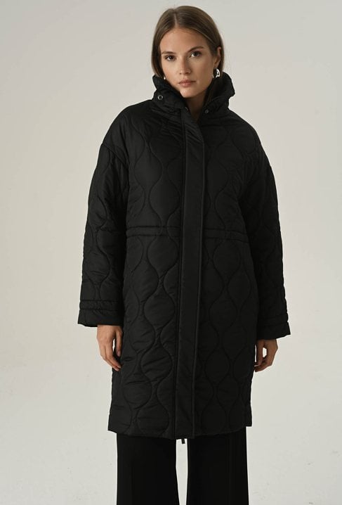 Długa czarna kurtka z przeszyciami