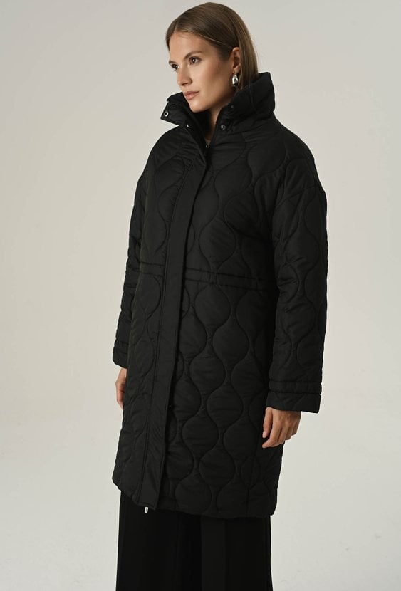 Długa czarna kurtka z przeszyciami