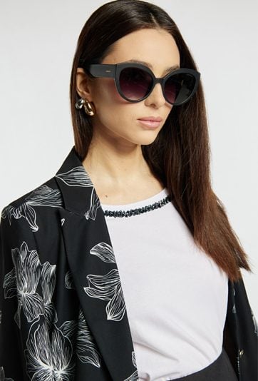 Czarne okulary przeciwsłoneczne