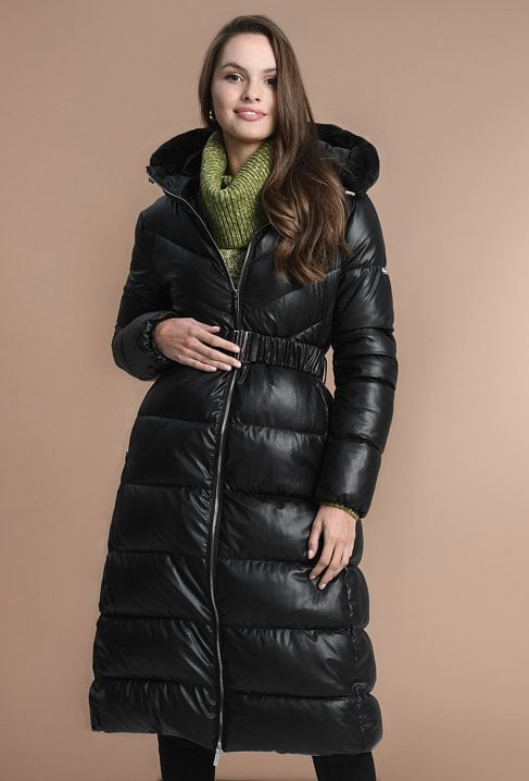 Czarna długa kurtka z paskiem