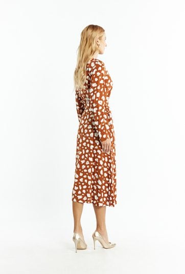 Sukienka midi  z lekko rozszerzanym dołem