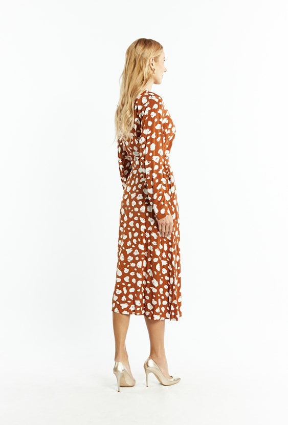 Sukienka midi  z lekko rozszerzanym dołem