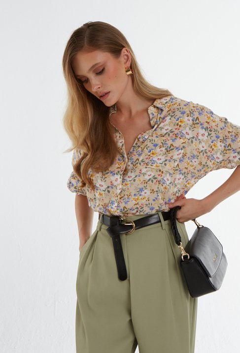 Oliwkowe spodnie z szerokimi nogawkami i wysokim stanem