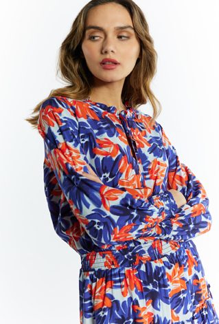 Wzorzysta sukienka z falbankami