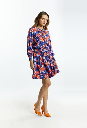 Wzorzysta sukienka z falbankami