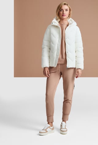 Krótka pikowana kurtka z kapturem