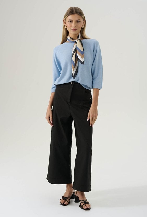 Błękitny sweter z domieszką wełny