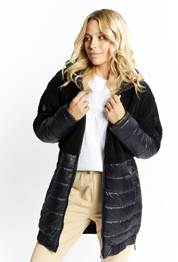 Płaszcz z łączonych materiałów