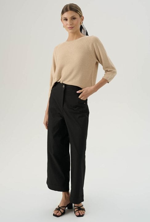 Minimalistyczny beżowy sweter z domieszką wełny