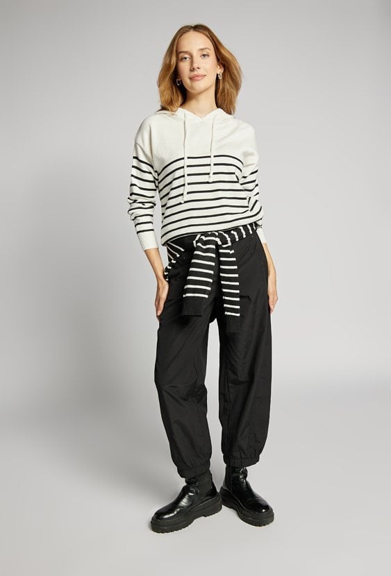 Sweter z kapturem