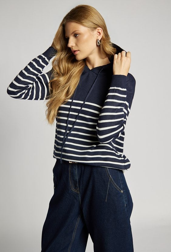 Sweter z kapturem