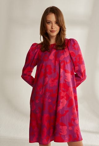 Satynowa sukienka w kwiaty