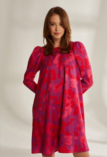 Satynowa sukienka w kwiaty