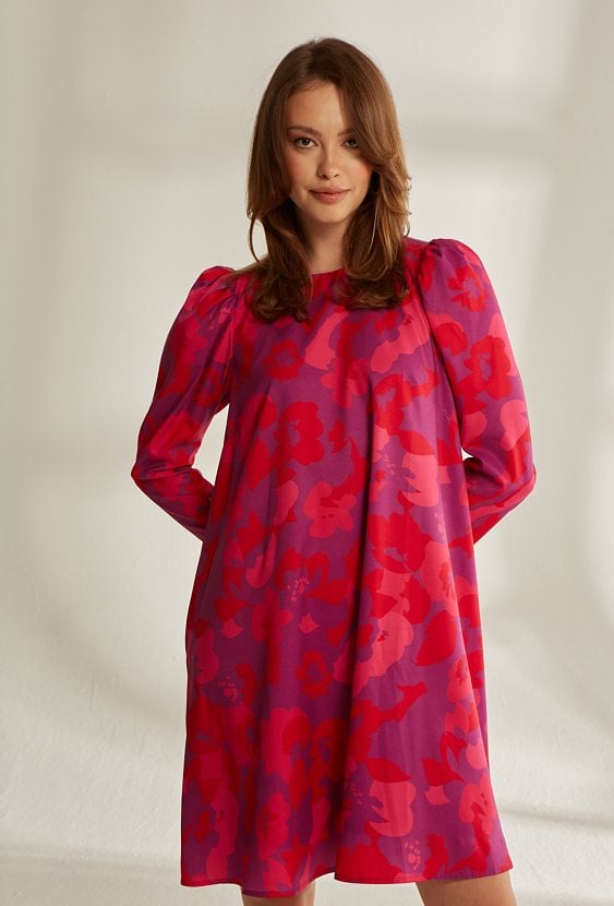 Satynowa sukienka w kwiaty