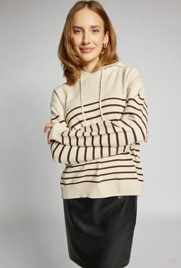 Sweter z kapturem