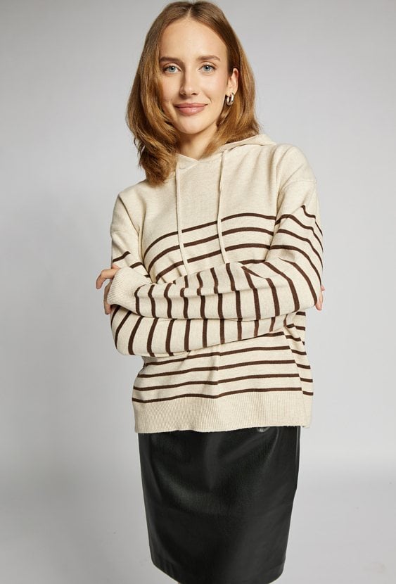 Sweter z kapturem