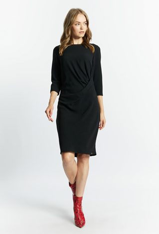 Sukienka z przekładanym materiałem