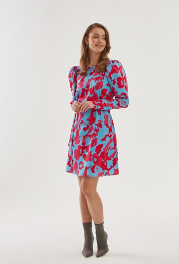 Satynowa sukienka w kwiaty