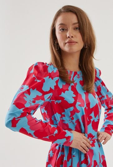 Satynowa sukienka w kwiaty