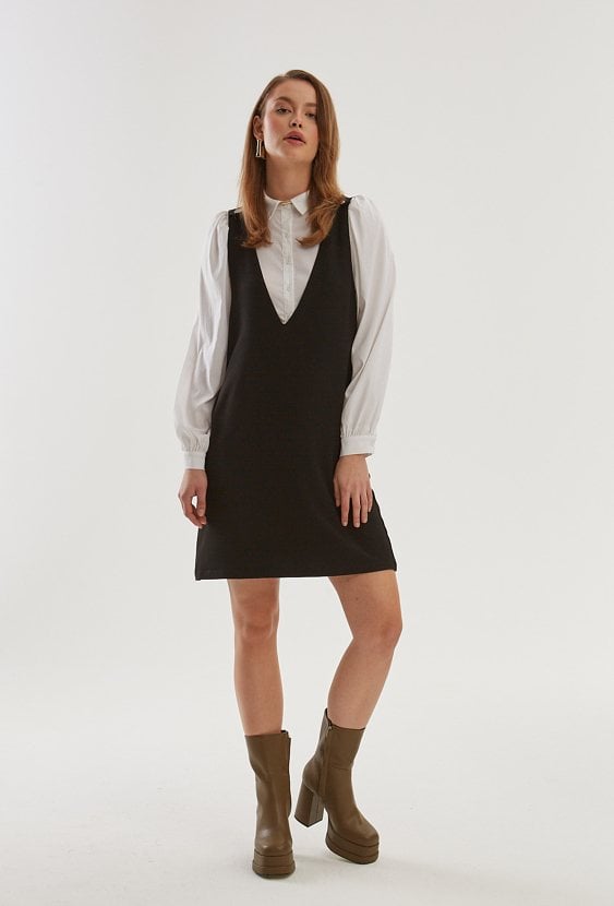 Mini sukienka w czarnym kolorze