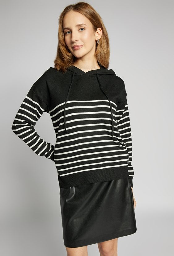 Sweter z kapturem