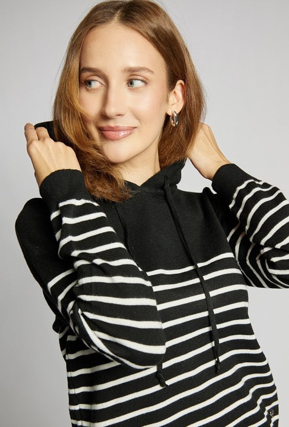 Sweter z kapturem