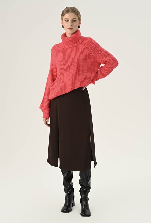 Koralowy golf o luźnym fasonie