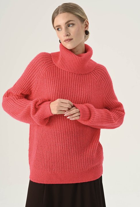 Koralowy golf o luźnym fasonie