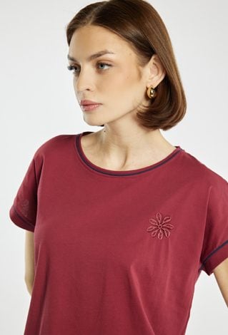 T-shirt z haftowanym kwiatkiem